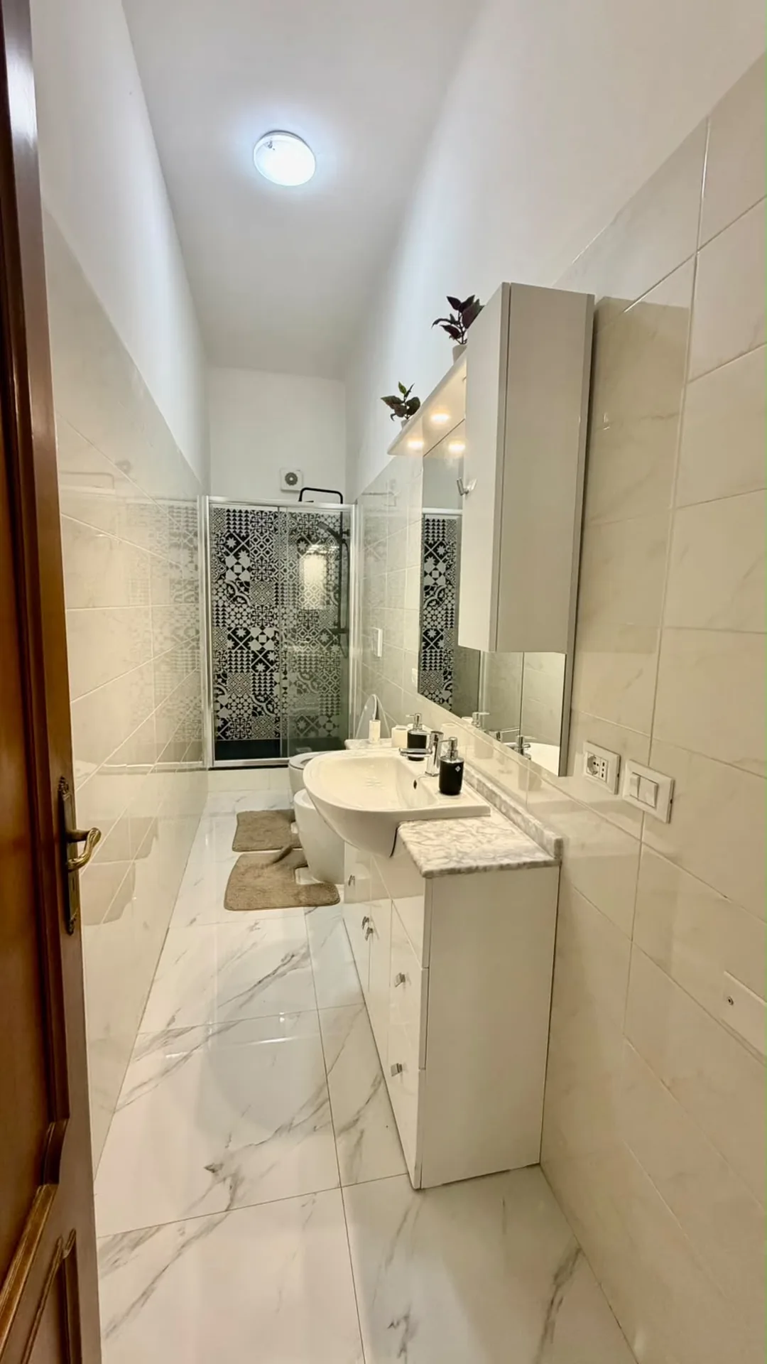 Bagno con doccia e mobile bianco
