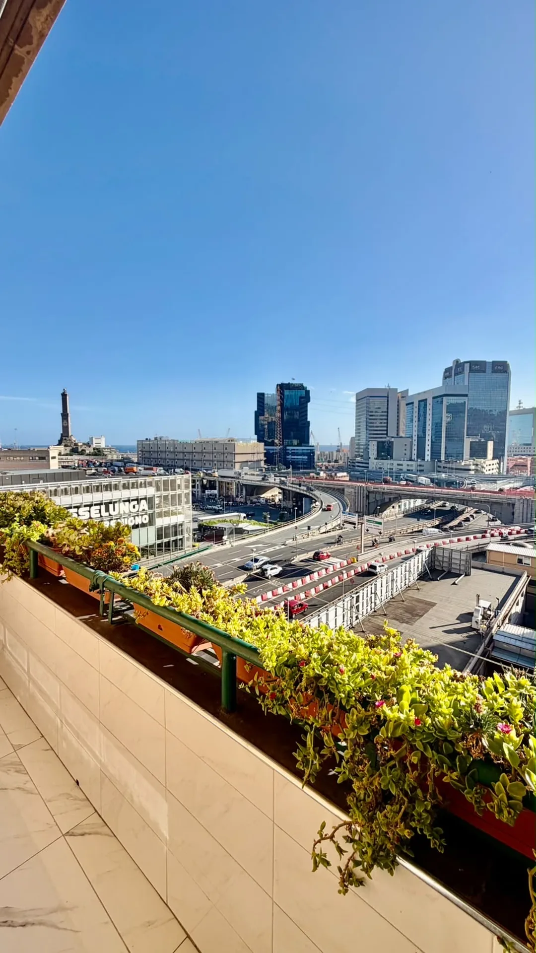 La vista su Genova e sulla Lanterna